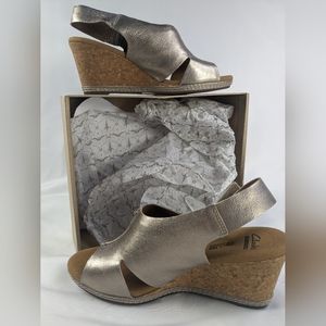 Clarks Women's Helio Float Wedge Sandal - Never Worn - 8 WIDE - Metallic